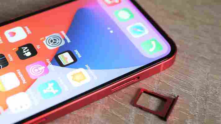 Youtuber upravil iPhone 12. Za pět set korun je praktičtější