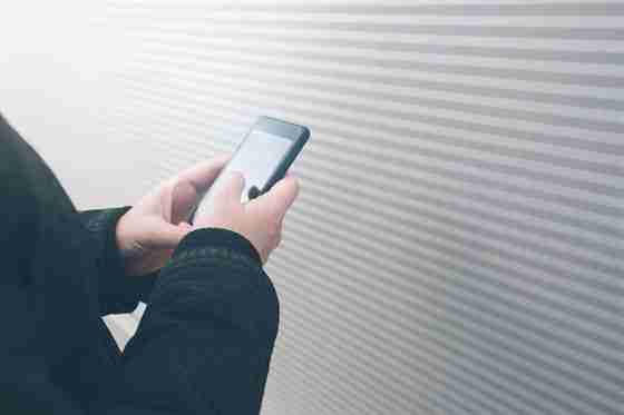 Nainstalujte si aplikaci eRouška, vyzývají v SMS operátoři své zákazníky