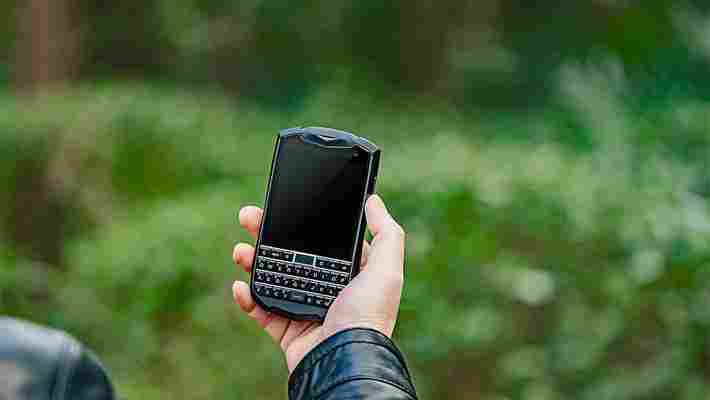 Slibují neobvyklý smartphone. Bude malý a s qwerty klávesnicí