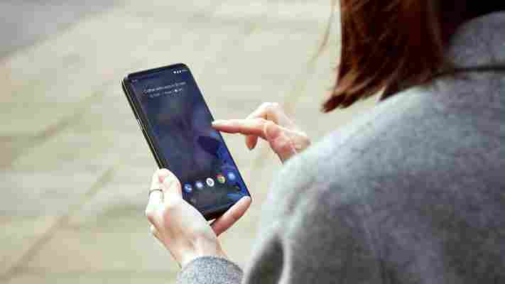 Smartphone, jaký nikdo nechce, má už třetí generaci. Je retro a drahý